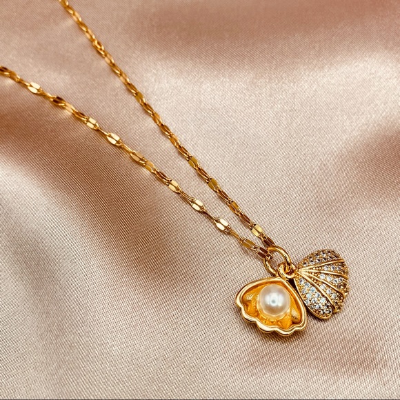 Seashell -Pearl CZ Pendant Dainty Chain Necklace in Gold - Picture 3 of 10